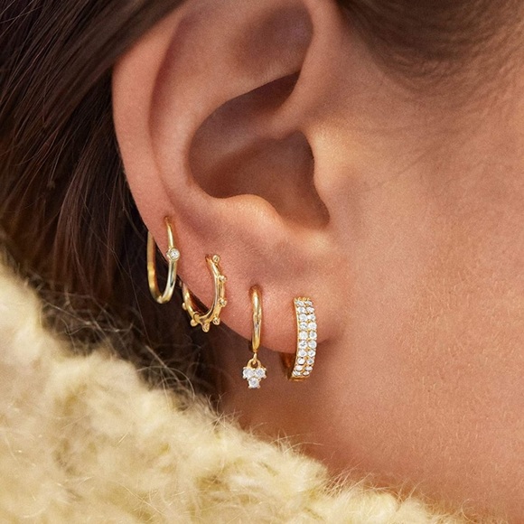 :: Delicate [GOLD] Pavé Huggie Hoops Rhinestone Huggie Hoops Minimalist - Picture 5 of 9